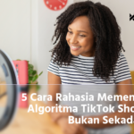 seorang perempuan sdang membuat konten tiktok untuk memenangkan algoritma tiktok