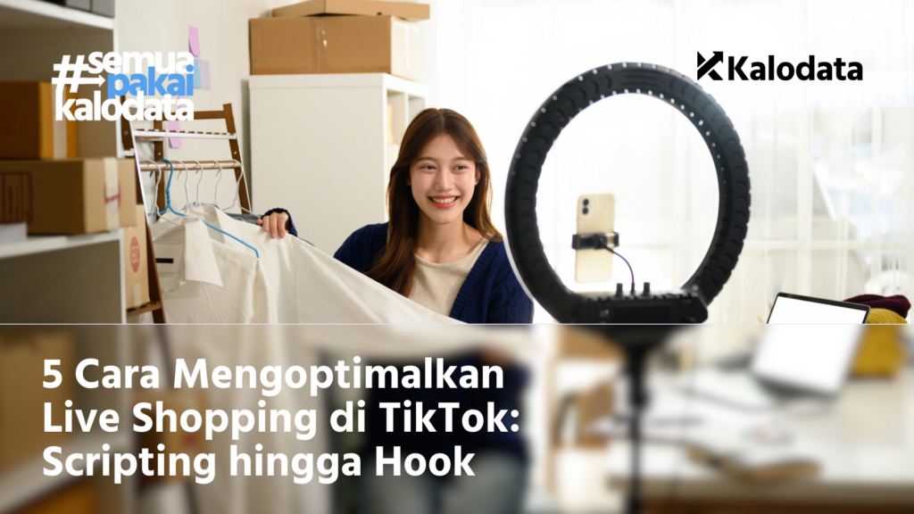 seorang perempuan sedang melakukan live shopping di depan kamera ponsel