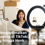 seorang perempuan sedang melakukan live shopping di depan kamera ponsel