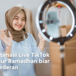 perempuan indonesia sedang melakukan live tiktok saat sahur ramadhan
